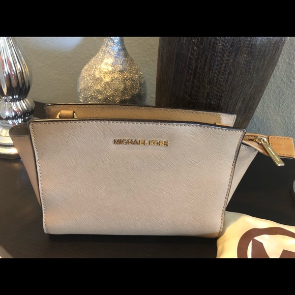 Michael Kors Handbags - Reposhing Michael Kors bag